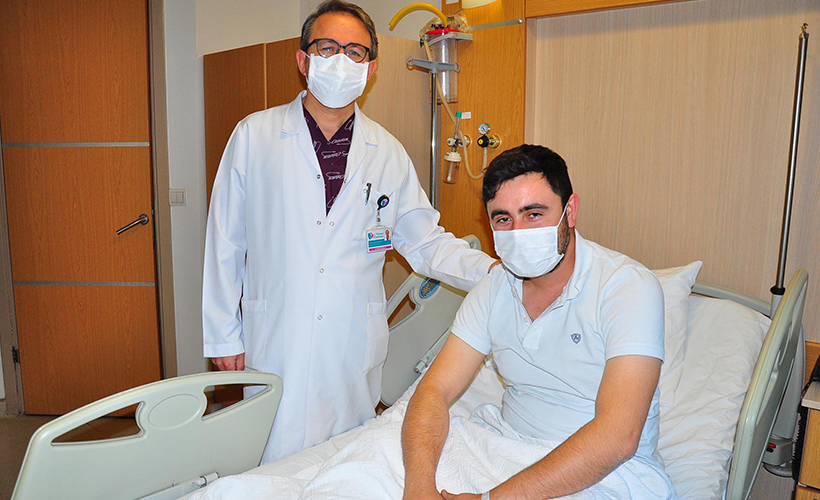 Ameliyat sırasında türkü söyledi