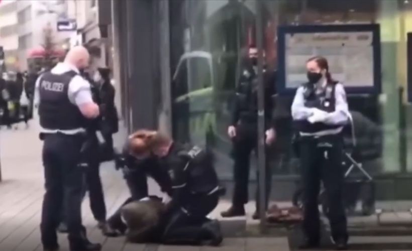 Alman polisi, başörtülü kadını 'maske takmadığı' gerekçesiyle yere yatırıp kelepçeledi
