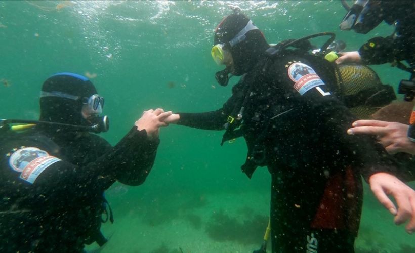 Soğuk denizin altında 'sürpriz' evlilik teklifi