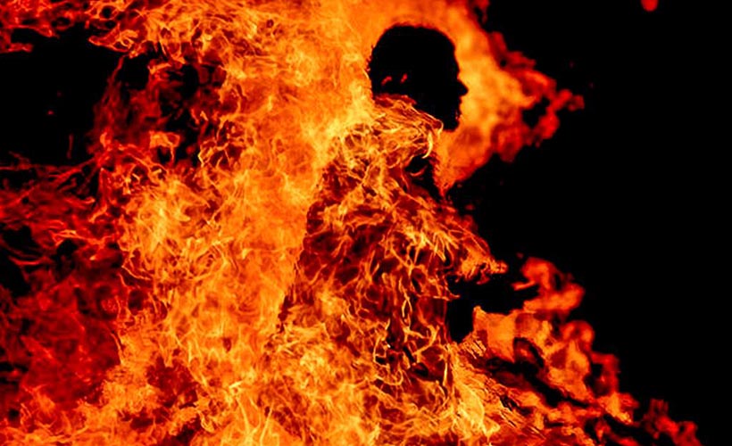 Tunus'ta bir genç kendini yaktı