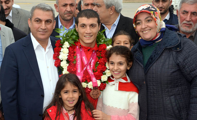 Dünya şampiyonunun babası koronavirüse yenildi