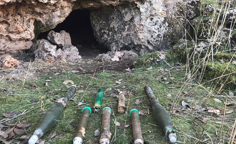 Teröristlerin kullandığı sığınakta roketatar mühimmatları ele geçirildi