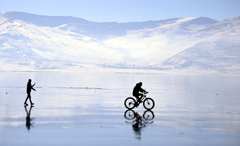 Buz tutan Çıldır Gölü üzerinde bisiklet turu heyecanı