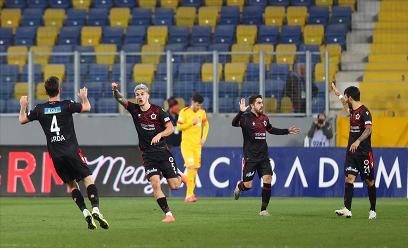 Gençler 3 puanı 3 golle aldı