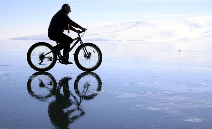 Buz tutan Çıldır Gölü üzerinde bisiklet turu heyecanı
