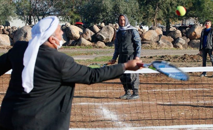 Tenisle tanışan köylüler kendi imkanlarıyla yaptıkları kortta raket sallıyor