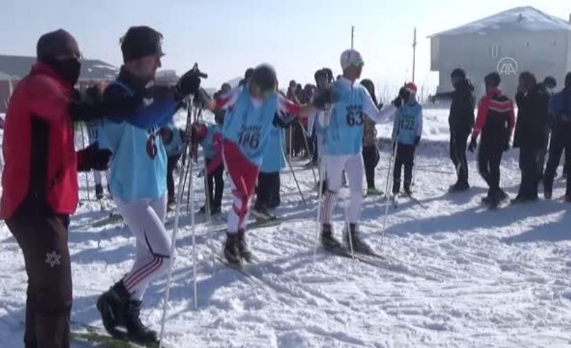 Yüksekova'da 'Kayaklı Koşu İl Birinciliği Yarışması' düzenledi