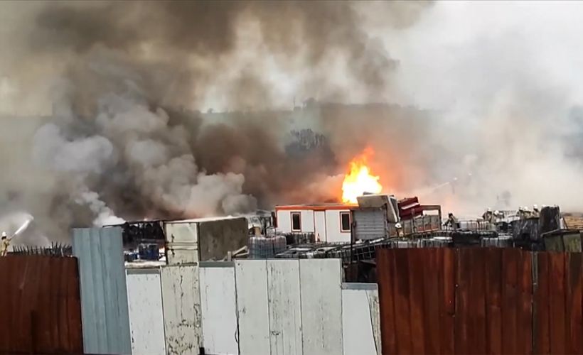 Tuzla'da fabrika deposunda yangın