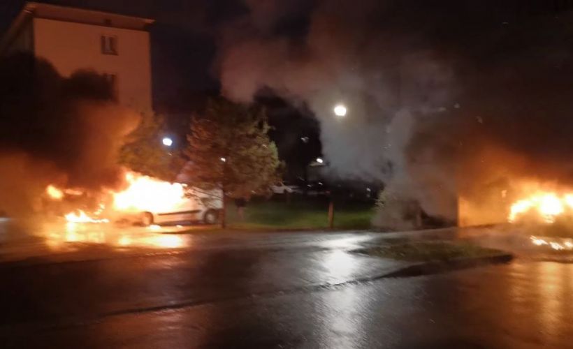 Fransa'da yılbaşı gecesi otomobiller ateşe verildi