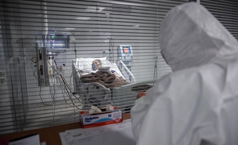 Türkiye'de son 24 saatte 12 bin 203 kişinin testi pozitif çıktı 212 kişi hayatını kaybetti