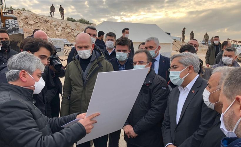 İçişleri Bakanı Süleyman Soylu İdlib'de yapımı süren briket evleri inceledi