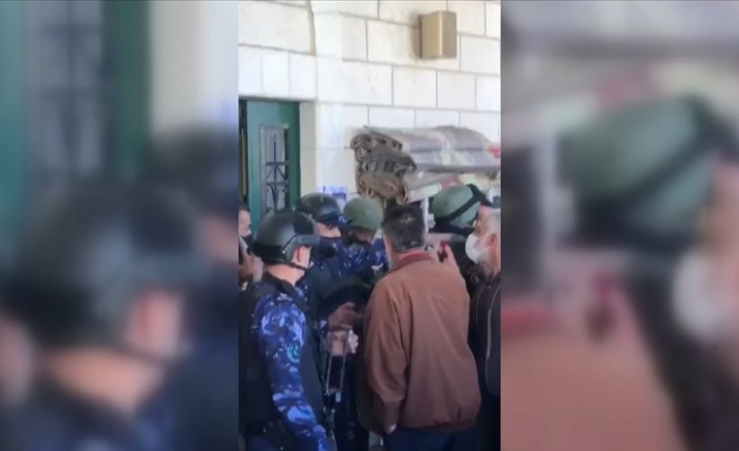 Filistin polisi karantinaya rağmen cuma namazı kılmak isteyenlere müdahale etti