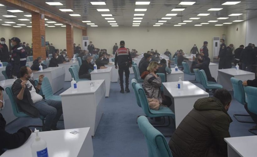 Kumar oynatılan binaya iş makinesiyle duvarı kırılarak girildi