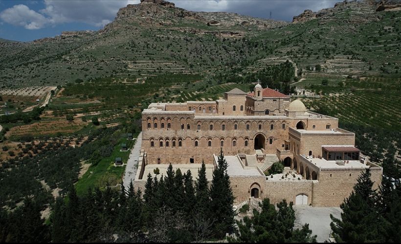 Tarihi manastırda yetiştirilen zeytinler ödüllü zeytinyağına dönüşüyor