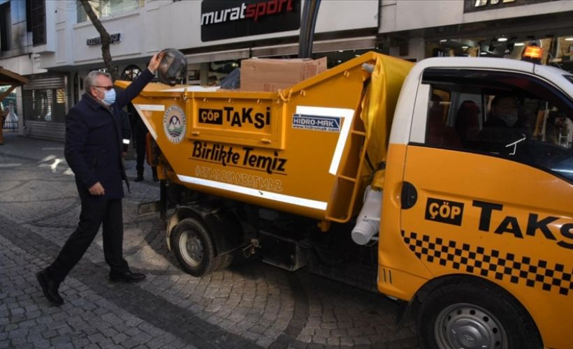 'Çöp taksi' çöpleri oyun havasıyla topluyor