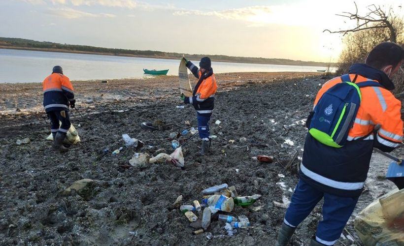 İstanbul'da barajların dibi göründü, her türlü atık ortaya çıktı!