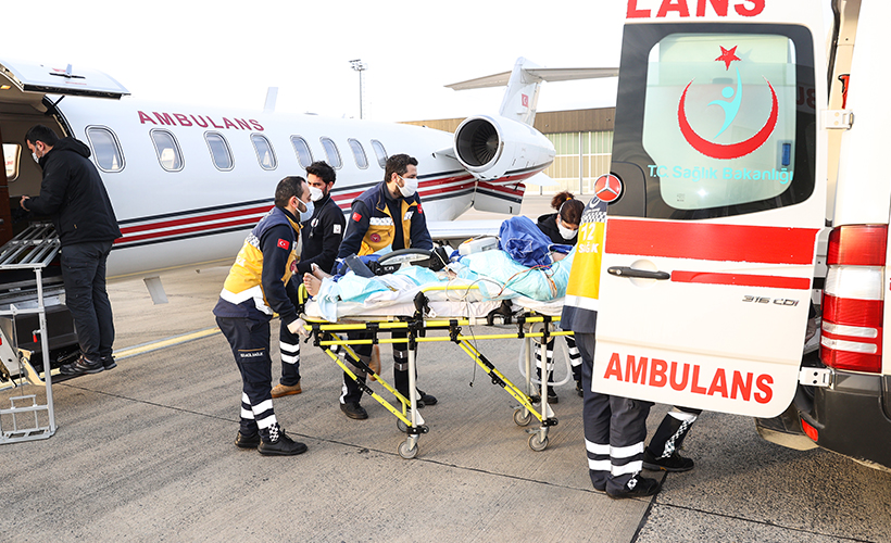 Kosova'da yaralanan 2 kişi ambulans uçakla Türkiye'ye getirildi