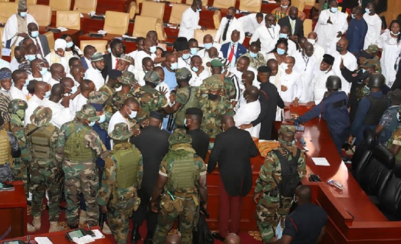 Gana ordusu, parlamentodaki kavgayı müdahale etti