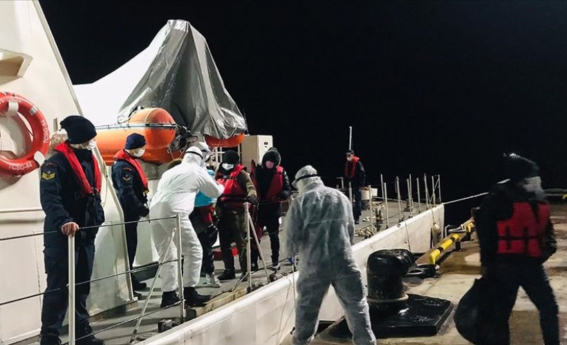 İzmir açıklarında Türk kara sularına itilen 28 sığınmacı kurtarıldı