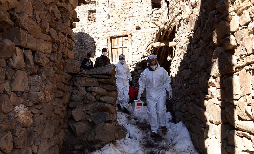 Filyasyon ekipleri karlı dağları aşıp köylerde salgın izi sürüyor