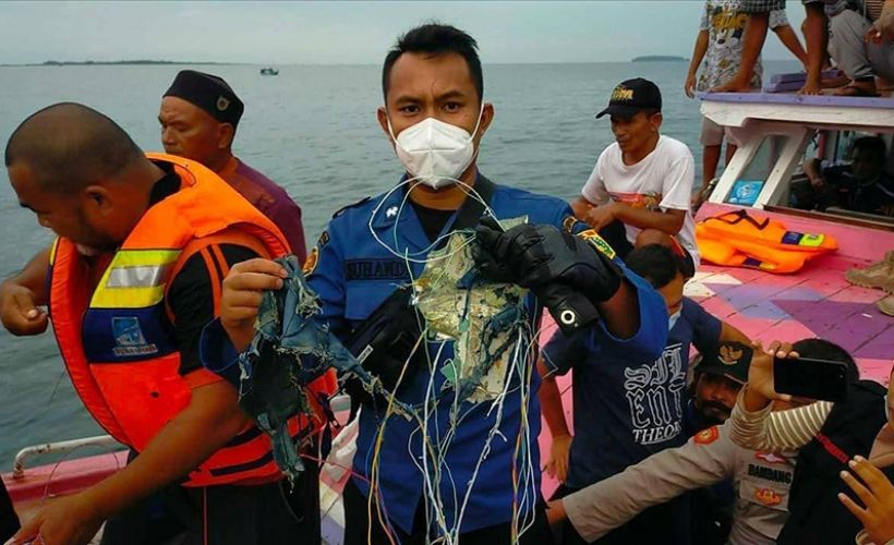 Endonezya'da denize düşen uçak paramparça!