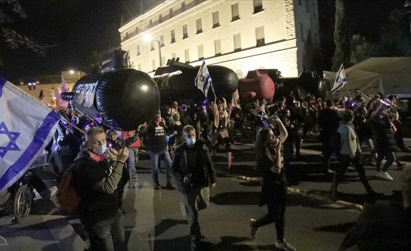 İsrail'de sıkılaştırılmış karantinaya rağmen Netanyahu karşıtı protestoya binlerce kişi katıldı