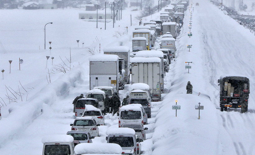 Japonya'da yoğun kar yağışı yüzünden binlerce araç yollarda mahsur