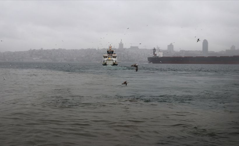 Etkili olan sağanak Üsküdar'da denizin rengini değiştirdi