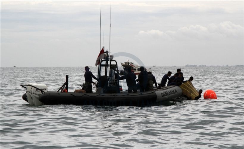 Endonezya'da yolcu uçağının düştüğü bölgede arama kurtarma çalışmaları sürüyor