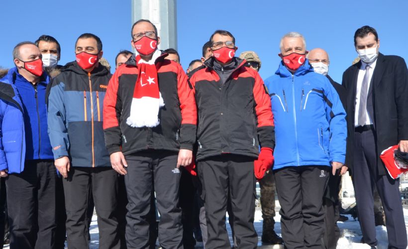 Bakanlar Kasapoğlu ve Dönmez, kardan heykellerin açılışına katıldı