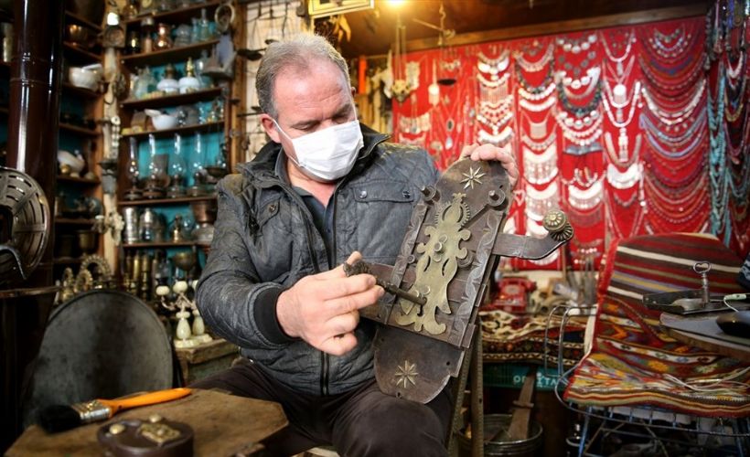 Usta koleksiyoncu 42 yıldır kapı kilidi biriktiriyor