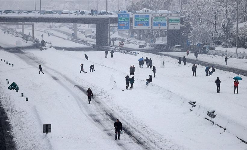 İspanya'da yoğun kar yağışı nedeniyle hayat durma noktasına geldi