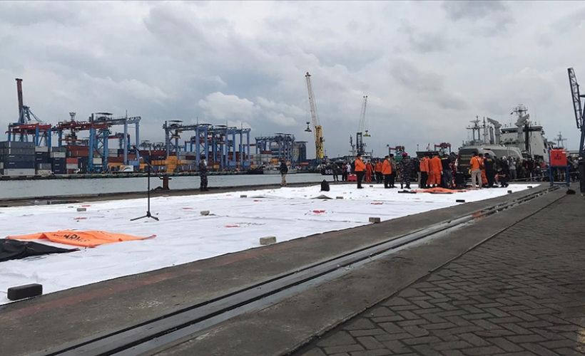 Endonezya'da uçağın düştüğü bölgede bulunan ceset parçalarına DNA testi yapılacak