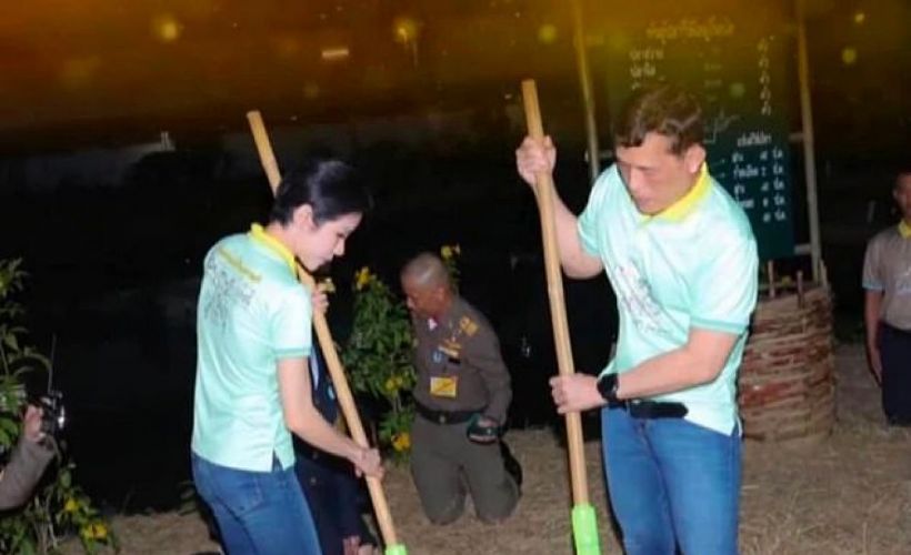 Tayland Kralı, süpürgeyle cezaevini süpürdü