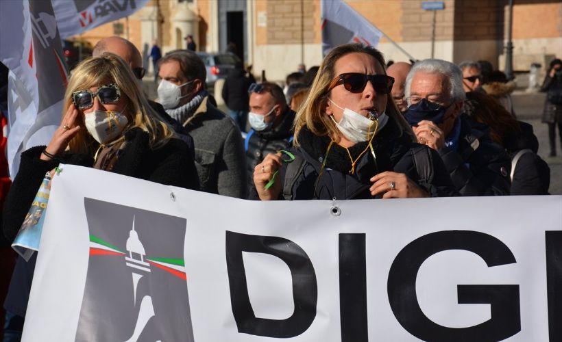 İtalya'da turizmciler meydanlara indi