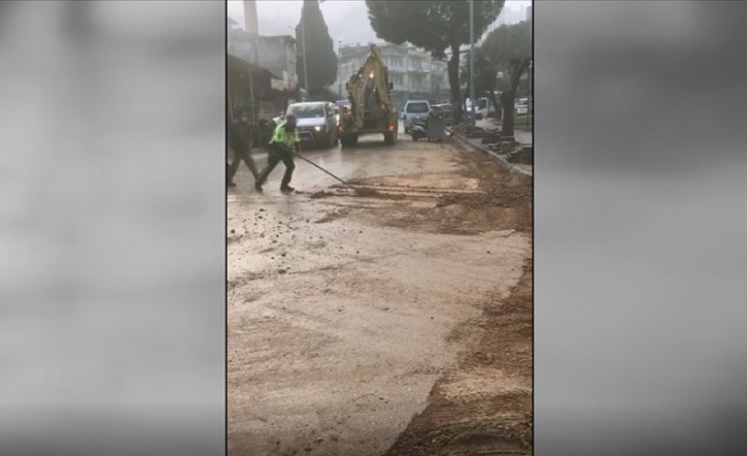 Kürekle yolu temizleyen polisin görüntüsü sosyal medyada ilgi gördü