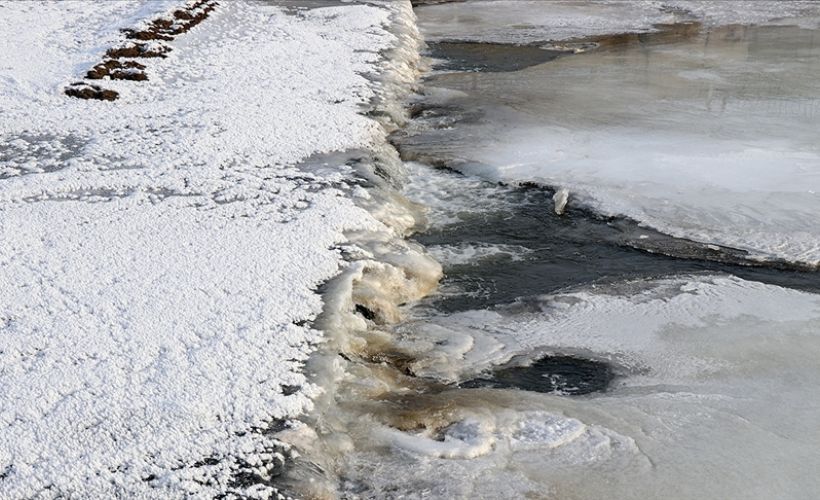 Doğu'da soğuk hava nedeniyle dere, nehir ve barajların yüzeyi buz tuttu