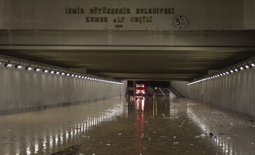 Sağanağın sele neden olduğu İzmir'de kent merkezine 78 kilogram yağış düştü