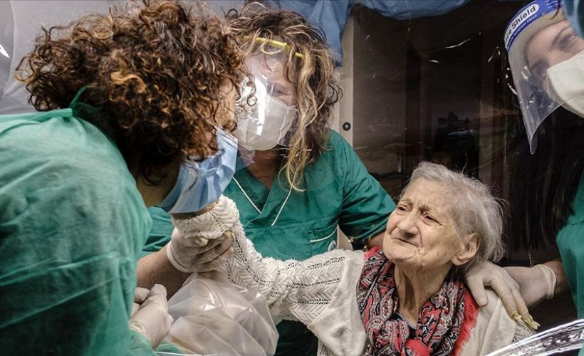 İtalya'da bakımevinde koronavirüse karşı 'Sarılma Odası' kuruldu