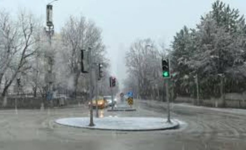 Başkentte karla karışık yağmur ve kar yağışı etkili oldu