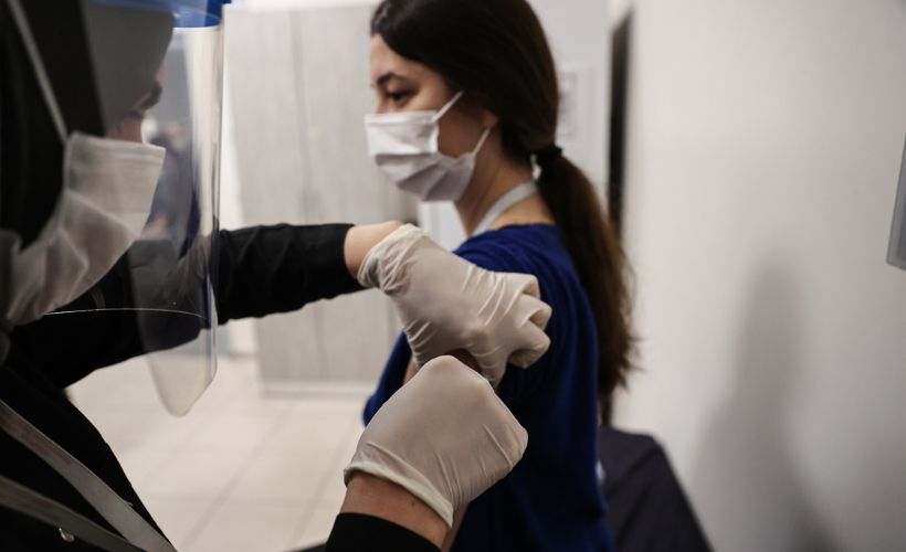 CoronaVac aşısı sağlık çalışanlarına uygulanmaya başlandı
