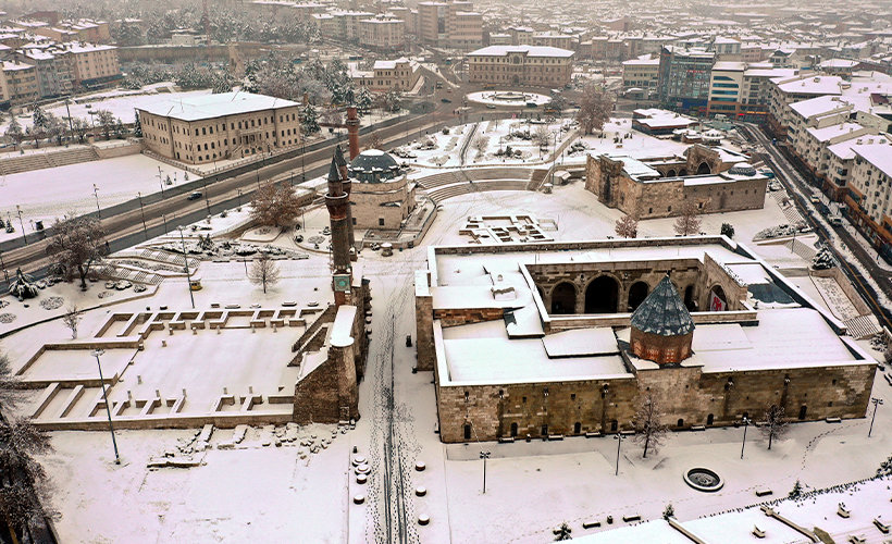 4 il beyaza büründü