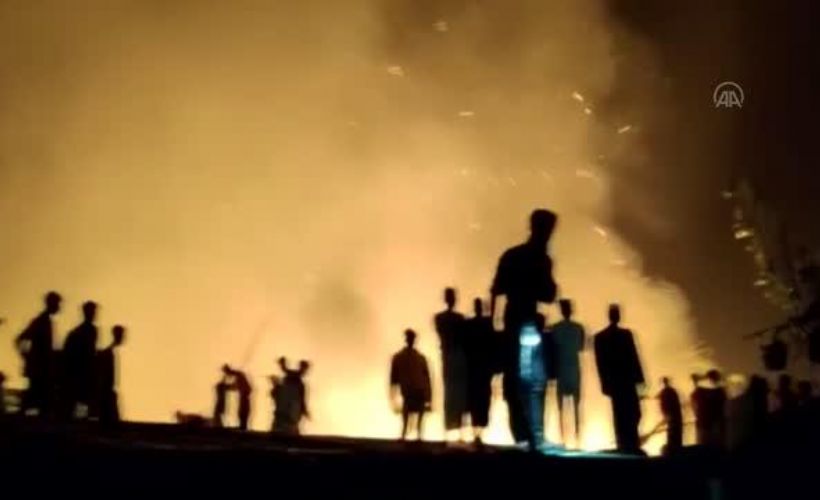 Arakanlı Müslümanların kaldığı Cox's Bazar mülteci kampında yangın