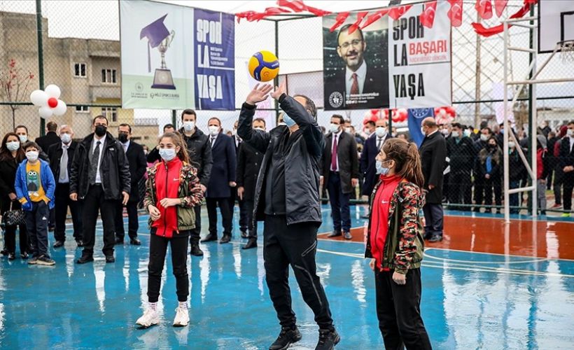 Bakan Kasapoğlu Siirtli çocuklarla 'Lastikpark' spor sahasında voleybol oynadı