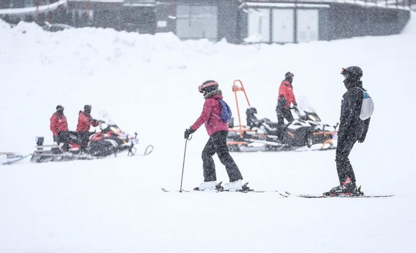 Uludağ'da kayak sezonu açıldı, pistler doldu