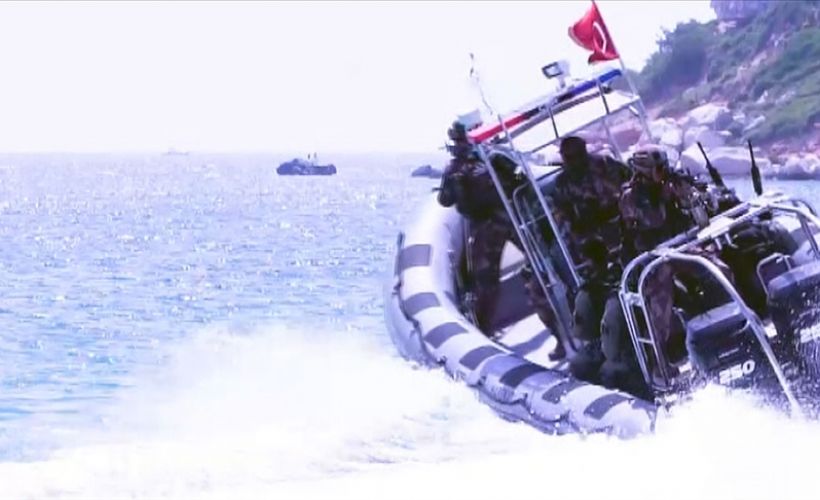 Su altı ve üstünde zorlu görevler yürütüyorlar