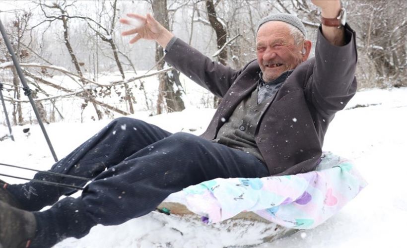 79 yaşındaki Mehmet dedenin 'motosikletli kızak' keyfi