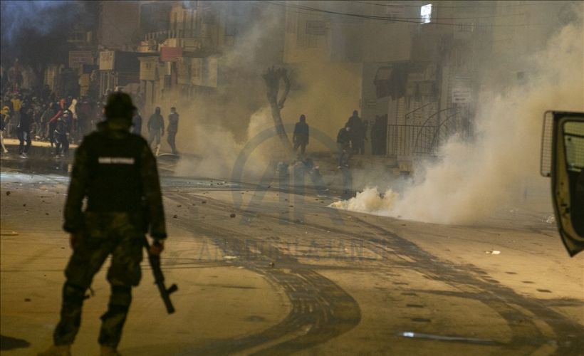 Tunus'ta Kovid-19 tedbirleri kapsamındaki sokağa çıkma yasağına karşı protestolar sürüyor