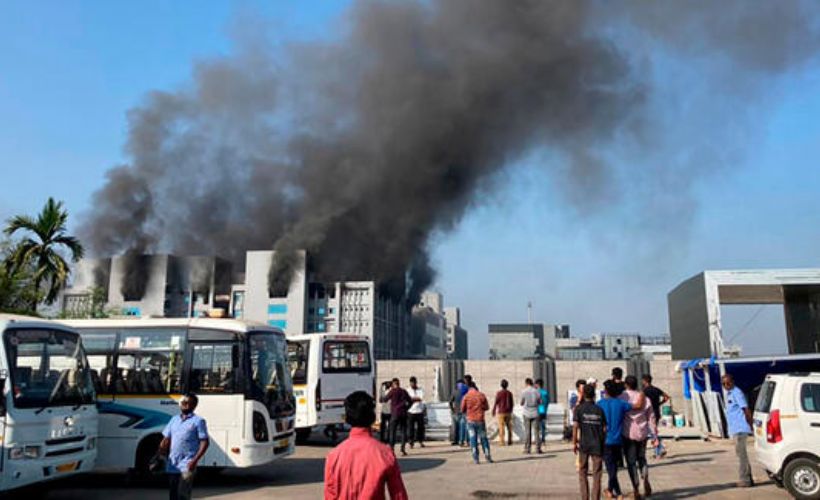 Dünyanın en büyük aşı üreticisi Institute of India'nın binasında yangın