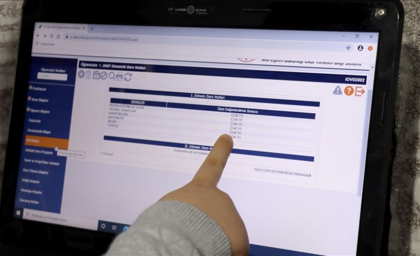 Eğitimlerini uzaktan sürdüren öğrenciler karne notlarına da uzaktan erişti